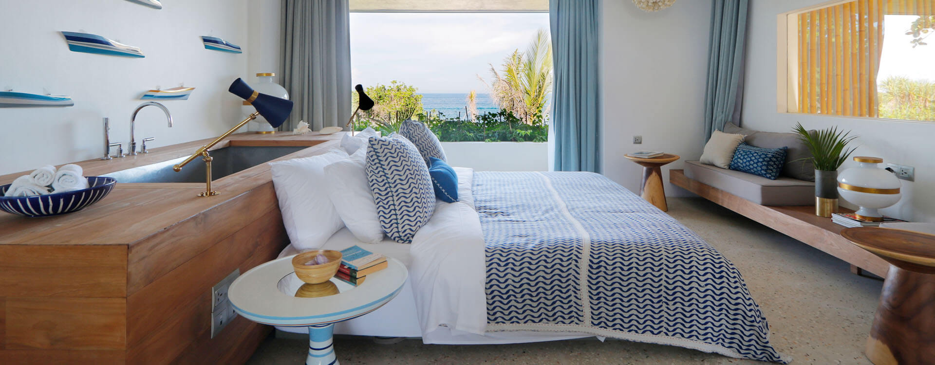 Villa Seascape - Wood bathtub window