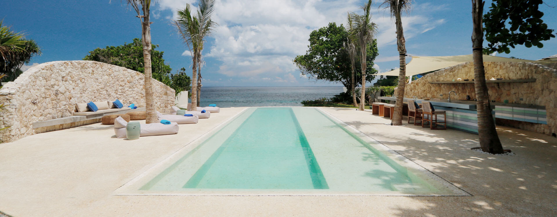 Villa Seascape - Pool view on beach