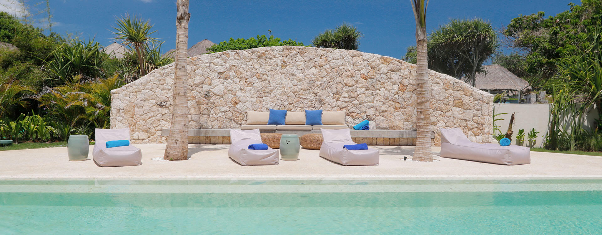 Villa Seascape - Relaxing by the pool